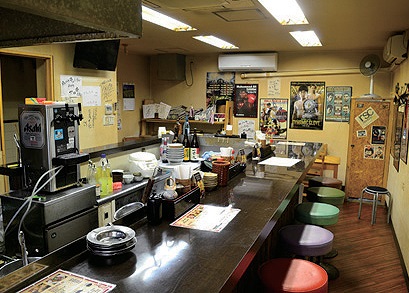 『創作餃子専門店 a☆dog』パリッとハネ付き硬派な美味餃子と出会えるカウンター餃子酒場