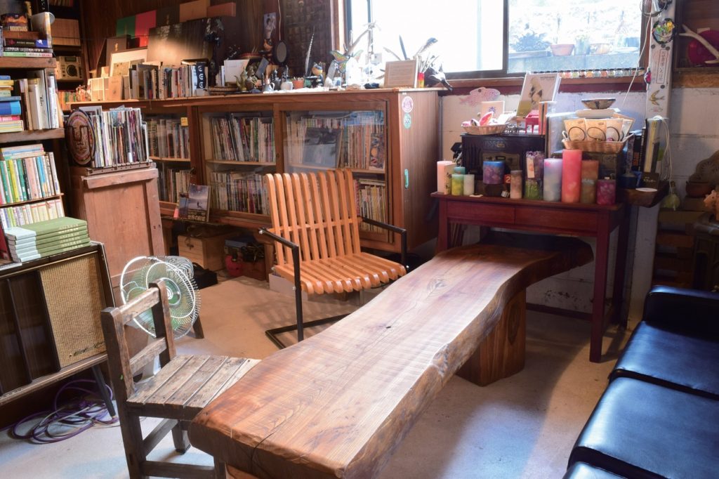 こだわりの本や写真集がスタンバイ♪素敵な世界へご案内