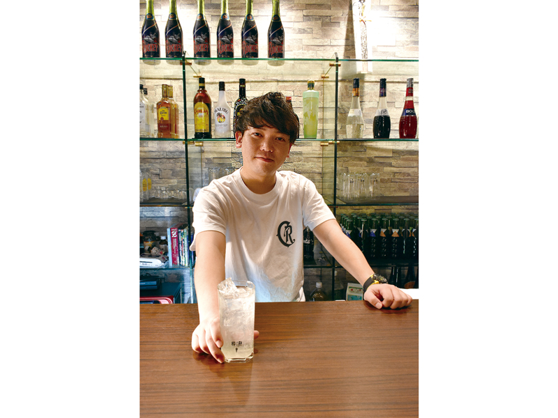 個性豊かなスタッフが出迎えてくれるアットホームなBAR