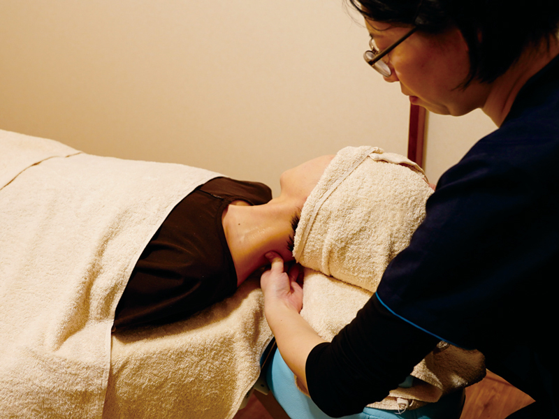 首のケアに30分以上かけるこだわりのサロン