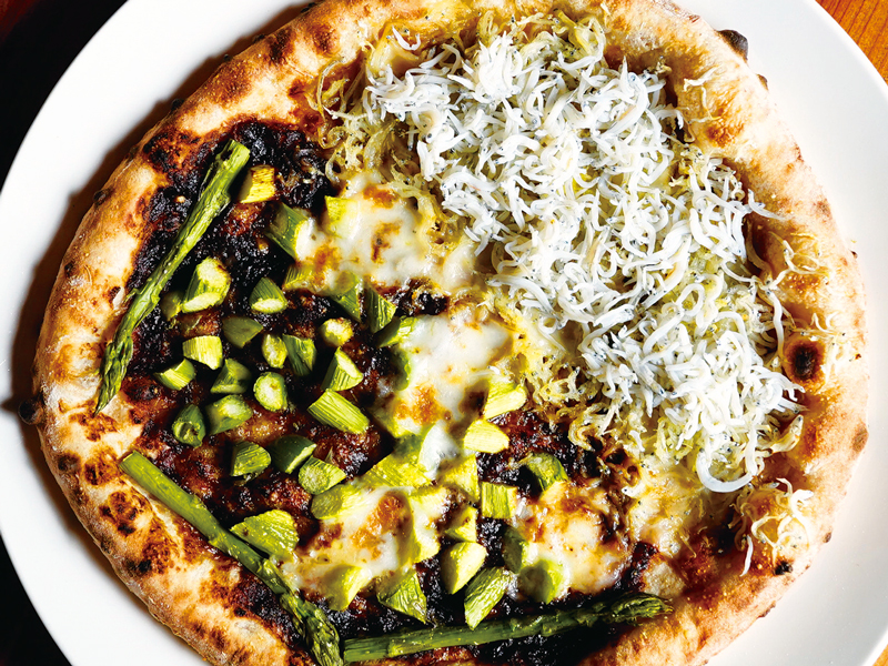 窯焼と醤油 moromi. 週替りのピザ ハーフ＆ハーフ※写真は「大塩水産釜揚げしらす」と「砂川農園さぬきのめざめもろみソースで」