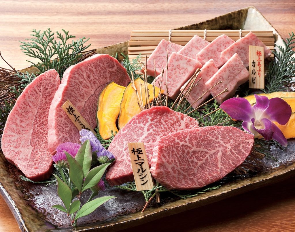 『和牛七厘炭火焼肉くいだおれ』七厘の炭火で“5秒炙り”が鉄則。