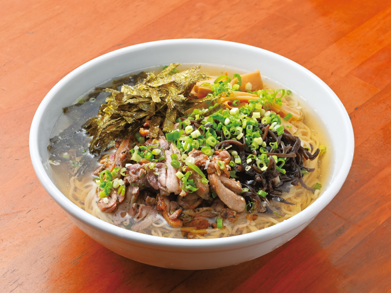 ドーン！と“骨付鳥”が乗った「ジャンボラーメン」が登場！