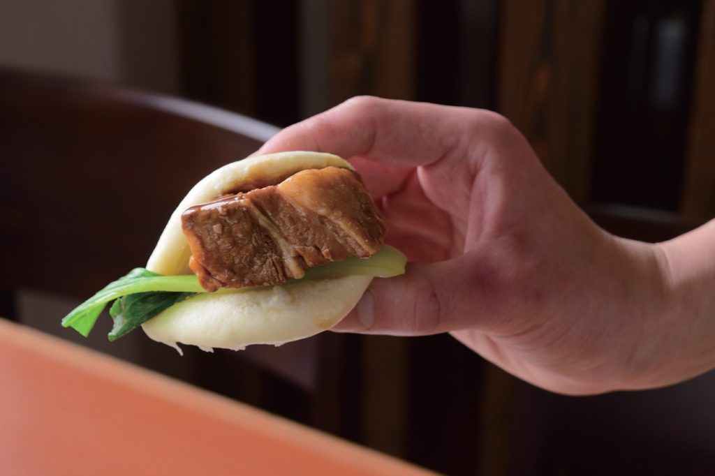 『Dining　Cafe　ca.to.cha』柔らかくてジューシーな豚の角煮をモチモチ食感のカーポーで包んで召し上がれ