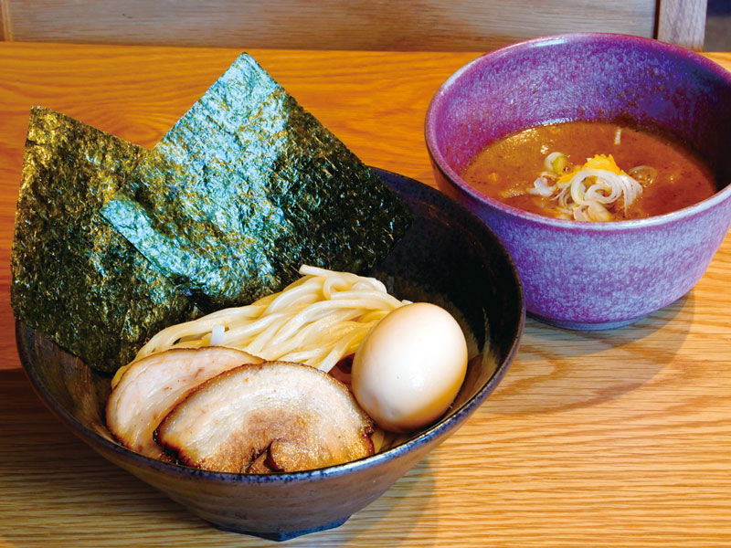 濃厚な魚介豚骨スープに極太麺を絡ませて