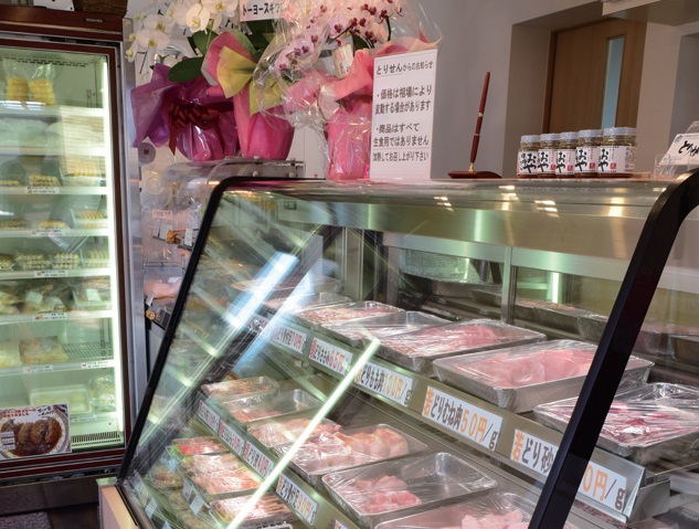 『専門店とりせん』朝挽きの新鮮な鶏肉を扱う岡食鳥の直営店