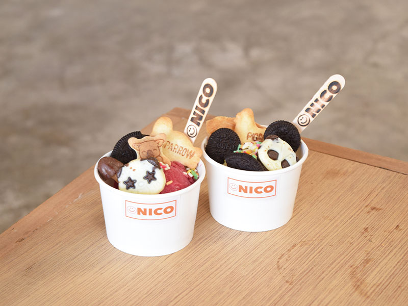 カラフルなアイスやドリンクに思わず笑顔になるカフェスタンド