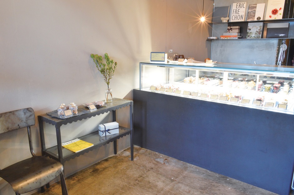 モードで洗練された空間にきらめく目にも美しい本格スイーツ