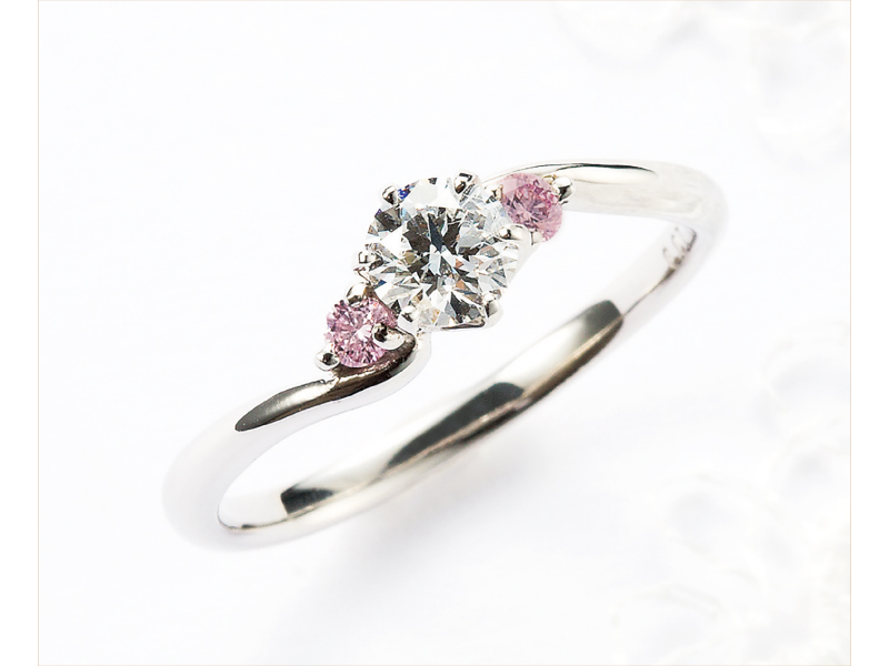 『ジュエリー＆ウォッチ さんせぶん』人生を共に歩み始める愛する人へ贈る変わらぬ愛を誓うエンゲージリング