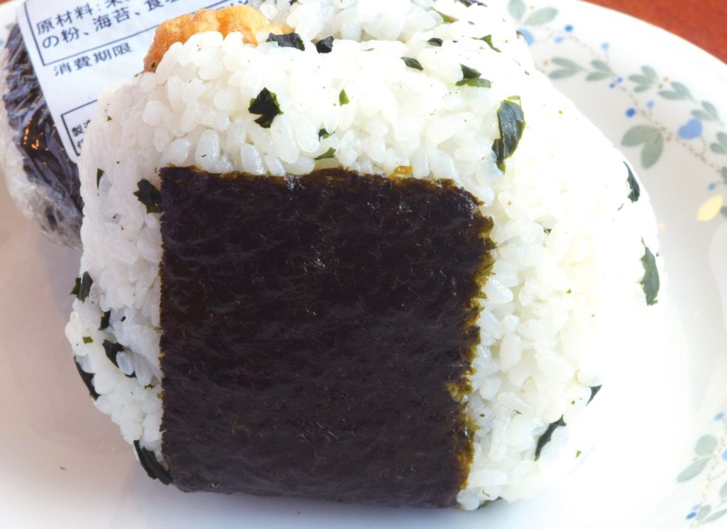 『穴吹米穀店』体に優しい「特別栽培米」を使用！お米屋さんの手作りおにぎりを頬張ろう