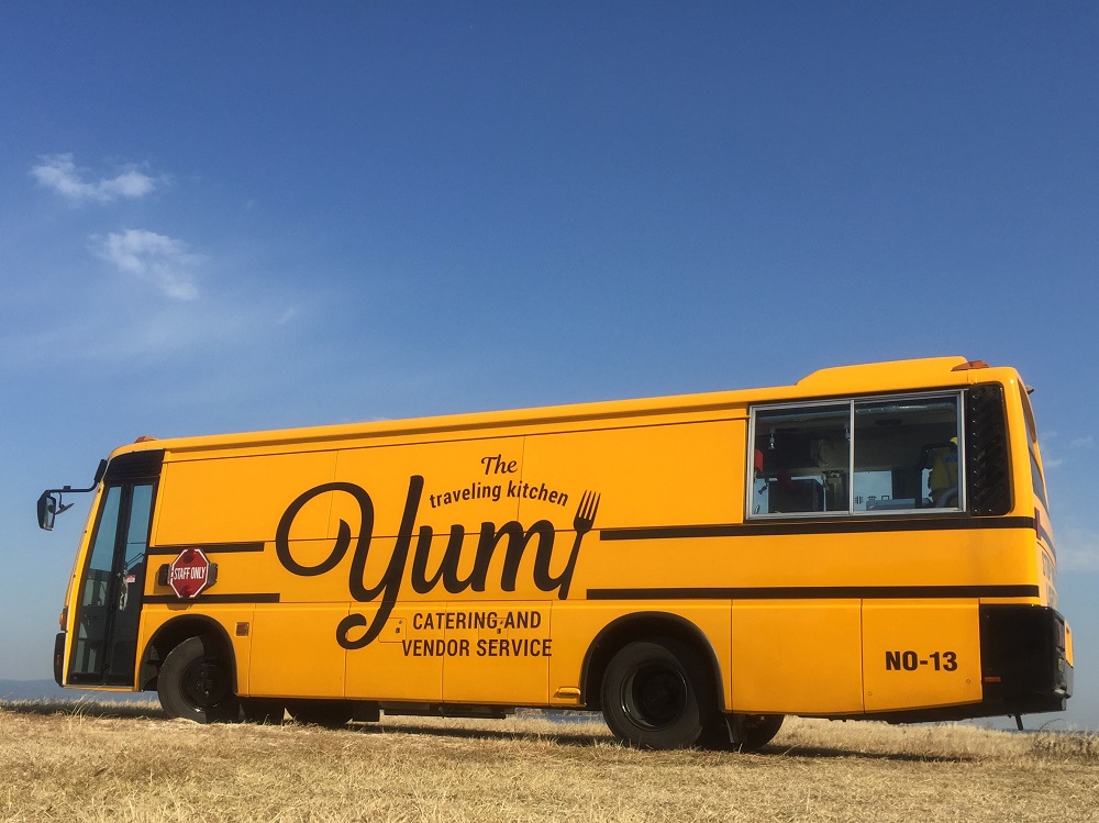 スクールバス仕様の大型キッチンカーが お客様の心に残るイベントを演出！