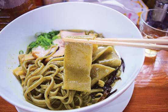 ドーン！と“骨付鳥”が乗った「ジャンボラーメン」が登場！