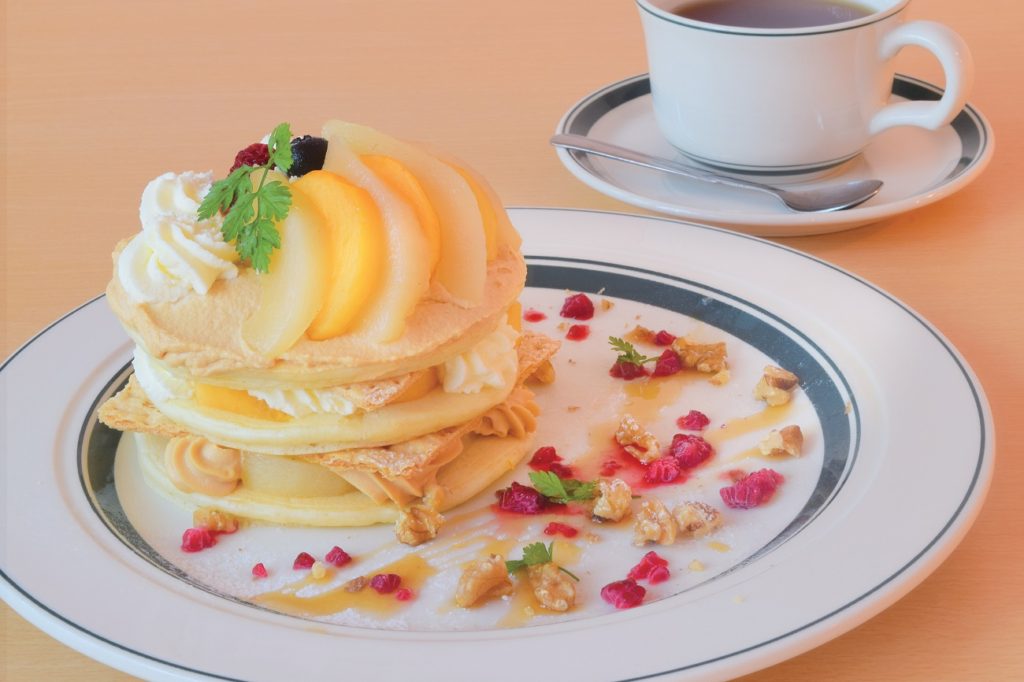 秋のスイーツがたっぷりのった甘～い魅惑のパンケーキを召し上がれ