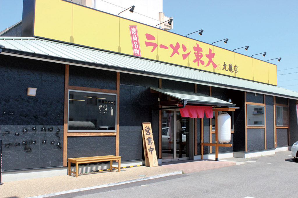 『徳島ラーメン東大』豚バラと生卵の黄金コンビ！本場徳島ラーメンの味を香川で堪能