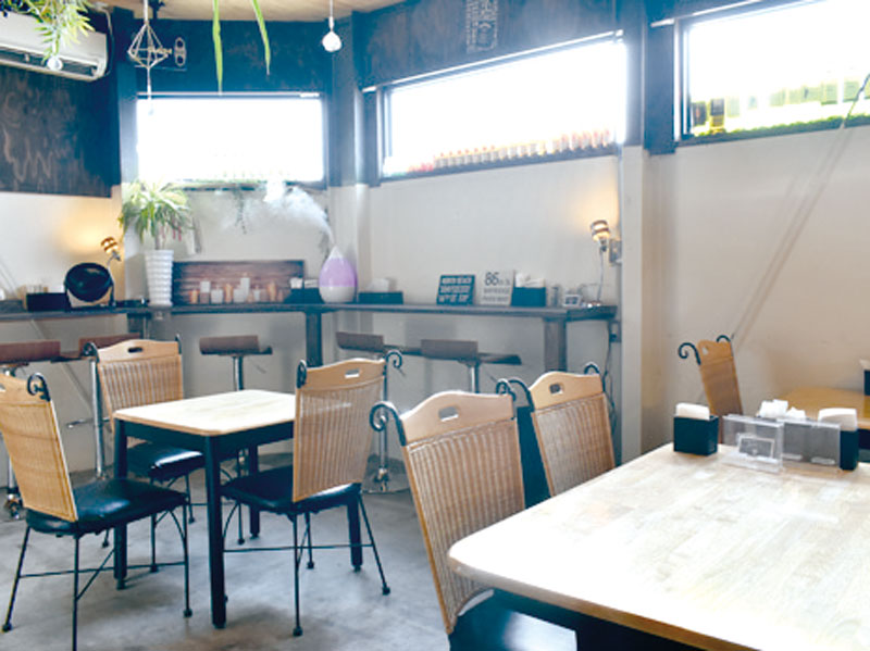 幸せを届けるカフェが港町にOPEN！