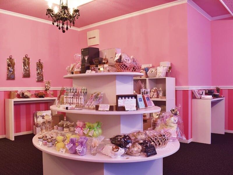 猫のモチーフや可愛らしいデザインの雑貨が並ぶShop