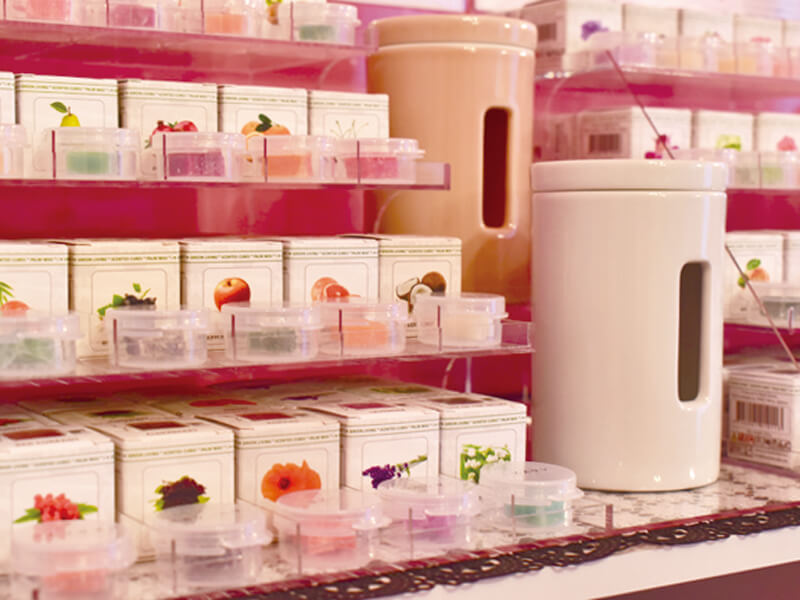 猫のモチーフや可愛らしいデザインの雑貨が並ぶShop