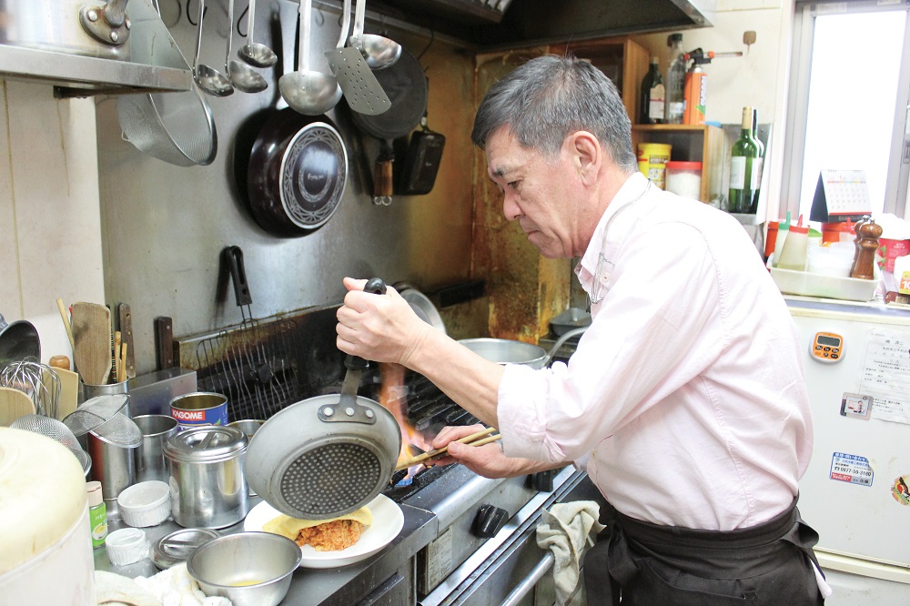 『美食工房げんじ亭』ふわふわの卵とケチャップライスが絶妙♪特製ソースと絡めて至極の時間