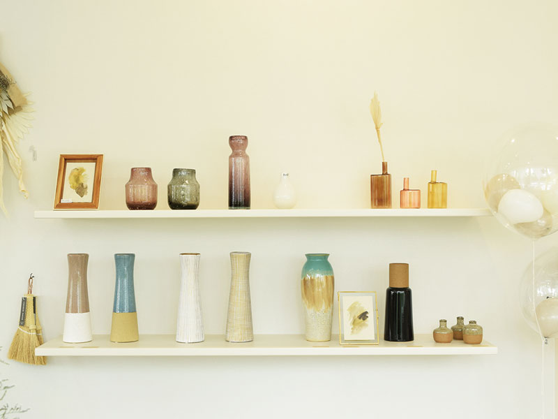 洗練されたおしゃれ空間に色や形がきれいな花々が並ぶShop