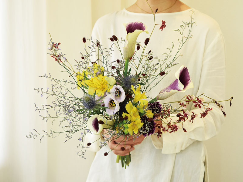 洗練されたおしゃれ空間に色や形がきれいな花々が並ぶShop