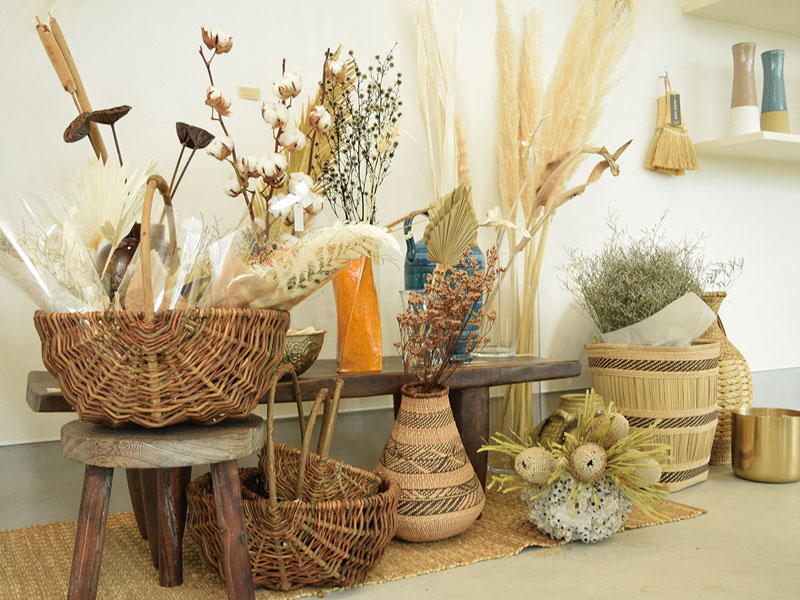 洗練されたおしゃれ空間に色や形がきれいな花々が並ぶShop