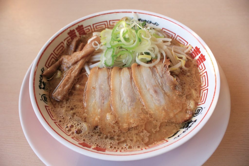 『ぜいたくラーメン福一　勅使店』濃厚かつ、旨味のあるスープと自家製麺がよく絡み、贅沢の極み