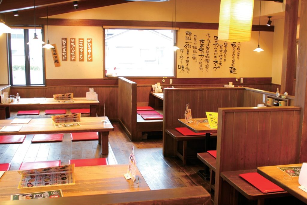 豚骨スープ×こがしニンニクの大人気、極旨豚骨ラーメン