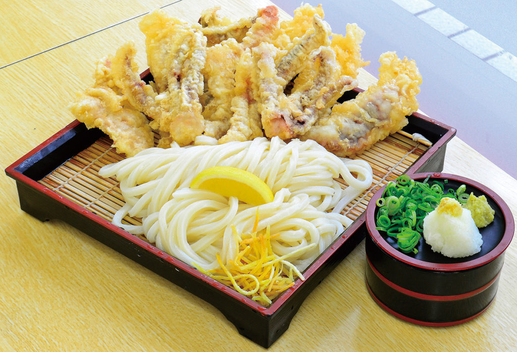 『源平うどん　屋島店』源平合戦ゆかりの地・屋島のふもとに位置する人気店