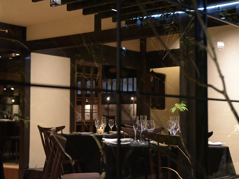 昼と夜で表情を変える隠れ家レストランで本格フレンチを楽しむ特別なひと時を