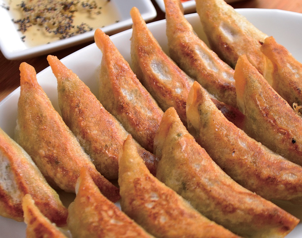 『ぎょうざ屋』賑やかなカウンターで今夜もカンパイ！三日月形餃子で締めくくる古馬場の夜