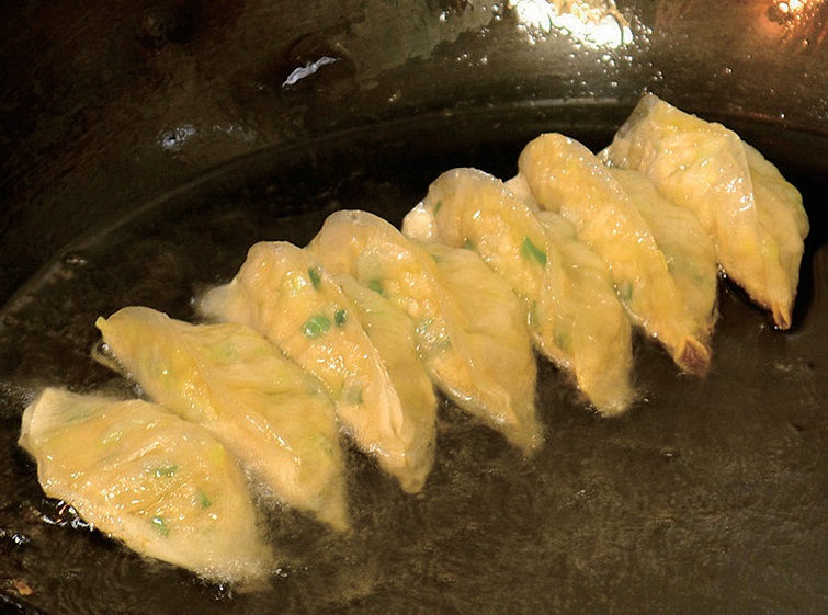 『ぎょうざ屋』賑やかなカウンターで今夜もカンパイ！三日月形餃子で締めくくる古馬場の夜