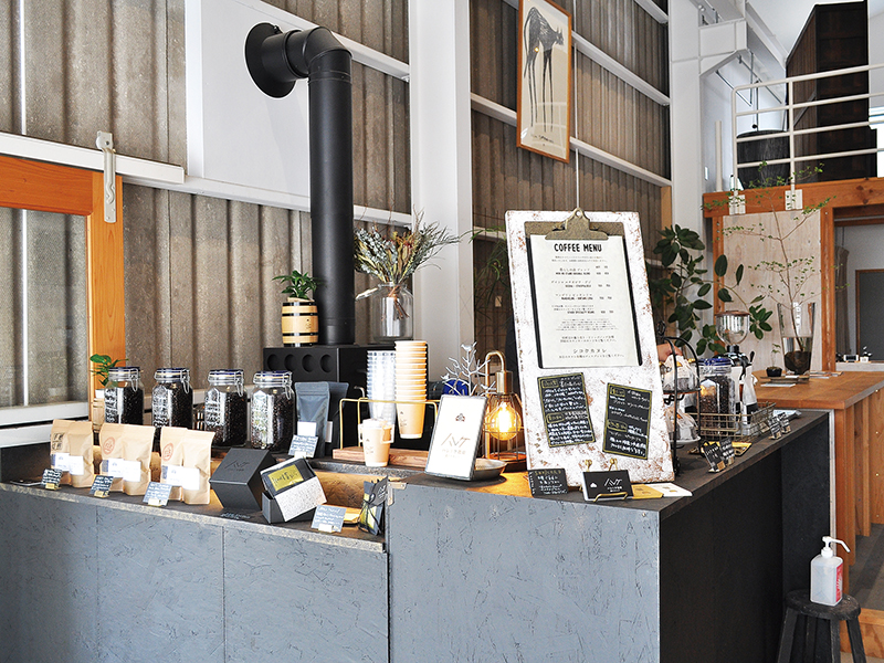 深煎り珈琲のステレオタイプを覆すこだわりの珈琲とカヌレを楽しんで