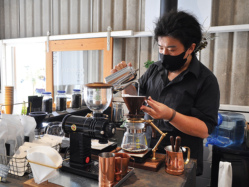 深煎り珈琲のステレオタイプを覆すこだわりの珈琲とカヌレを楽しんで