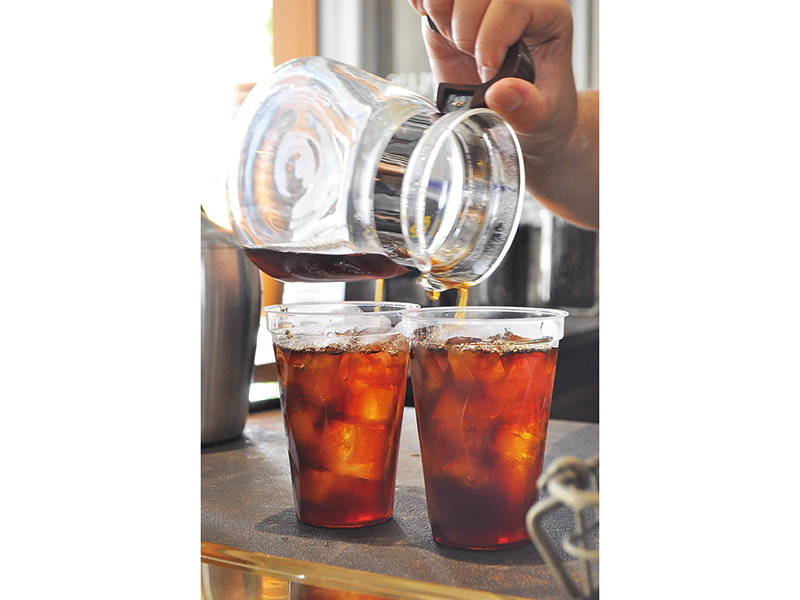 深煎り珈琲のステレオタイプを覆すこだわりの珈琲とカヌレを楽しんで