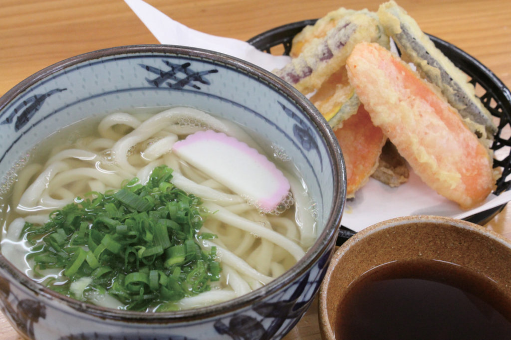 王道のかけと５種類の野菜天、心も温まるゴールデンコンビ