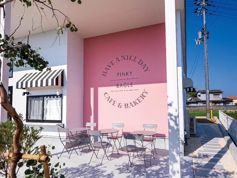 ピンク色の可愛い雰囲気に心躍るもちっとベーグルが人気のベーカリー