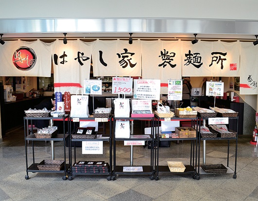 『はやし家製麺所 高松空港店』地元の素材をたっぷりと詰め込んだ讃岐の食材・オールスターを味わえる一杯