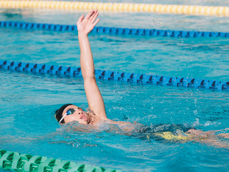 背泳ぎをする平田統也