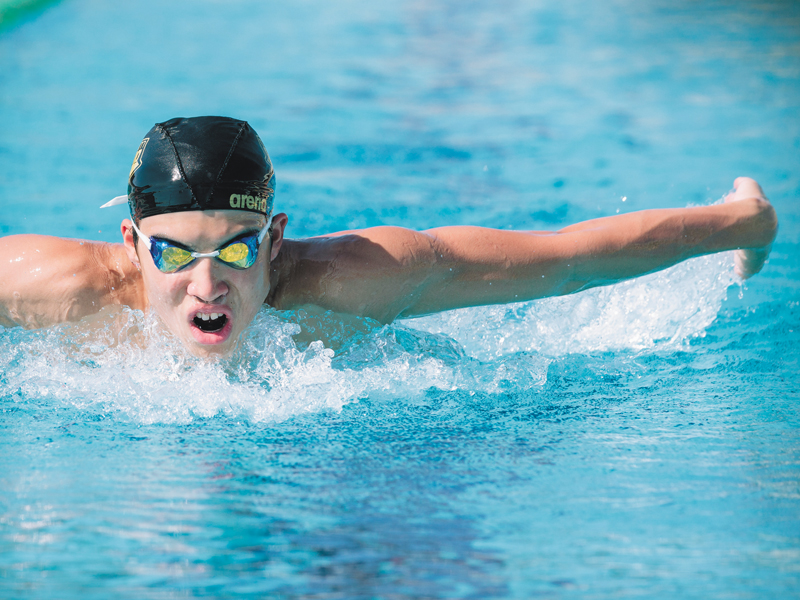 バタフライをする平田統也