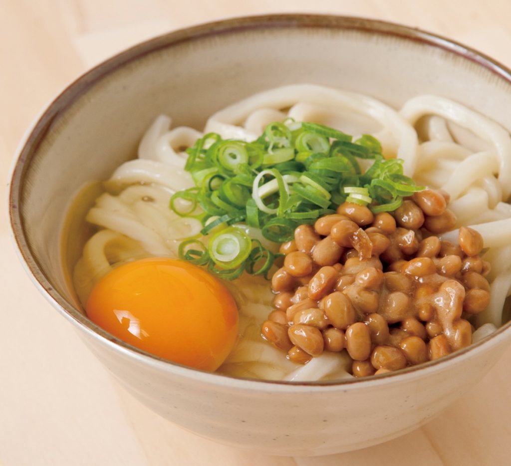 『手打ちうどん ひさ枝』プレミアムな「金の桑卵」と納豆をトッピング食欲をかきたてる人気メニュー！