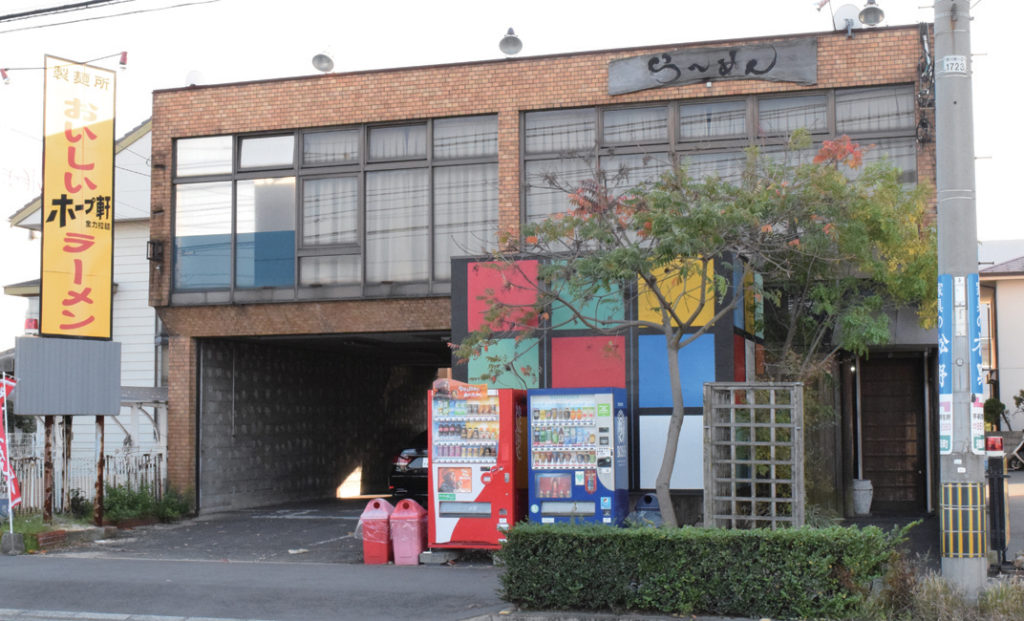 ドーン！と“骨付鳥”が乗った「ジャンボラーメン」が登場！