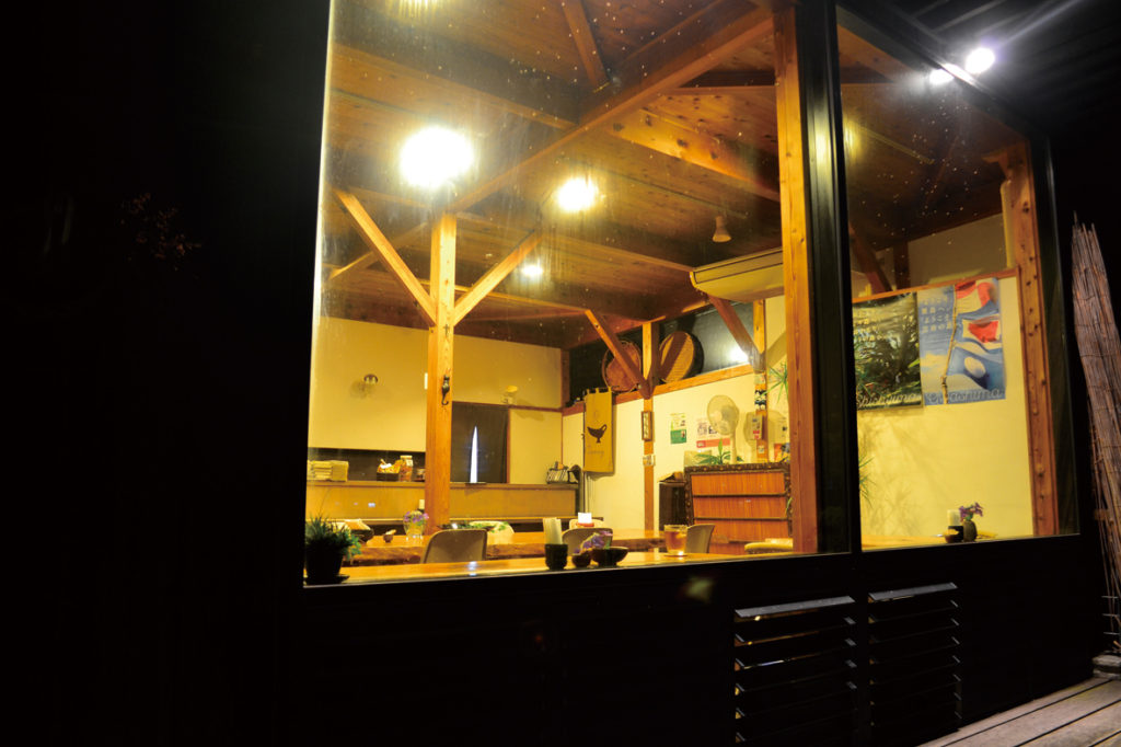 大きな窓からののどかな風景を眺めながら