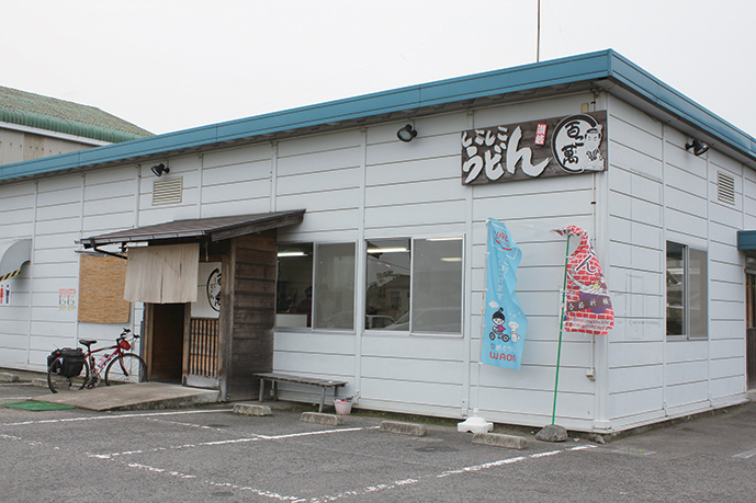 香川本鷹を練り込んだ赤い麺、卵を絡めて体の芯からホットに！