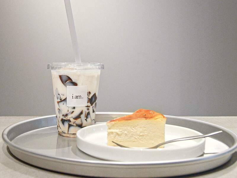 人気のカヌレや新作スイーツなどおしゃれなカフェで素敵なひと時を