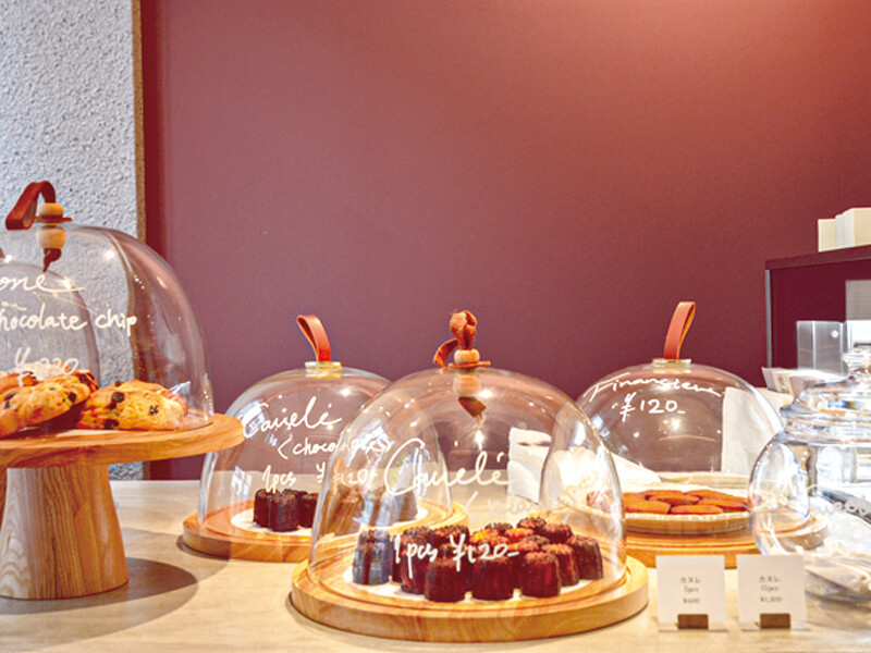 人気のカヌレや新作スイーツなどおしゃれなカフェで素敵なひと時を