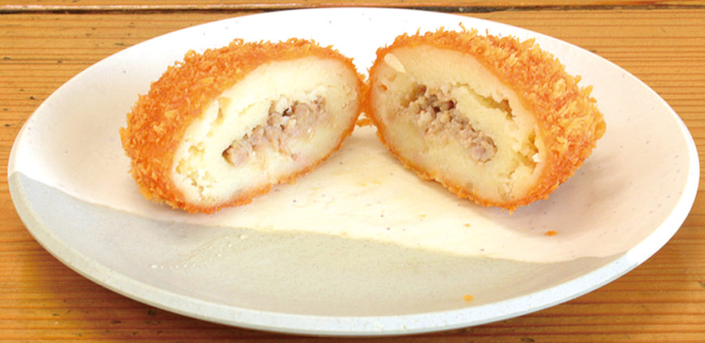 肉うどんはなんと肉がセルフで好きなだけ盛りつけできる！