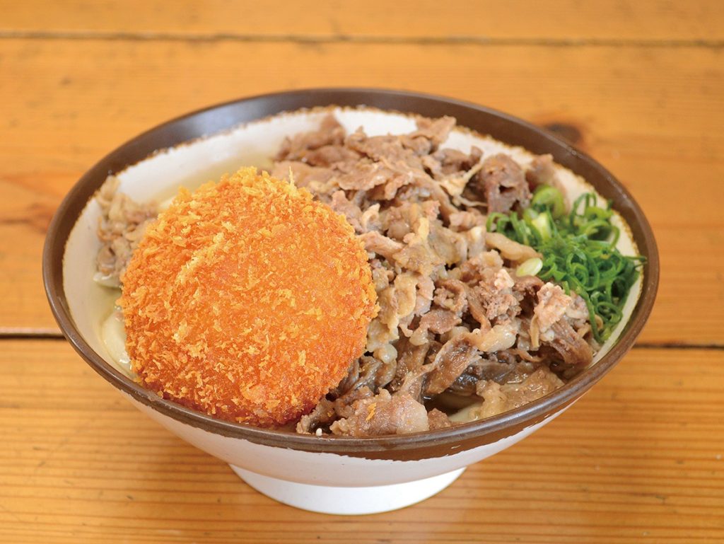 肉うどんはなんと肉がセルフで好きなだけ盛りつけできる！