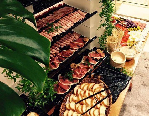 スクールバス仕様の大型キッチンカーが お客様の心に残るイベントを演出！