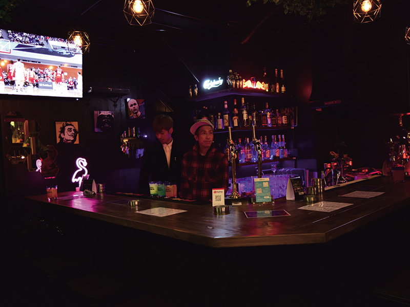 「SUPER CAFÉ」カラフルな扉が目を引くパブリックバー