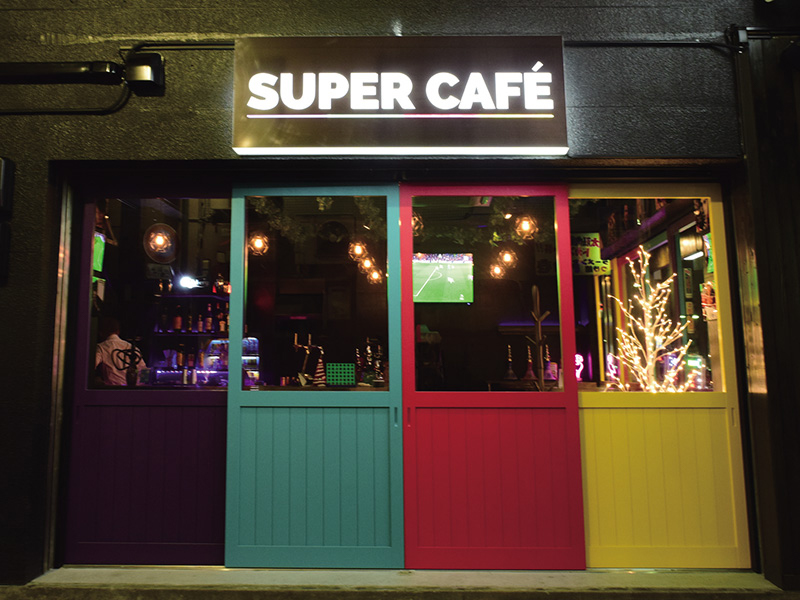 「SUPER CAFÉ」カラフルな扉が目を引くパブリックバー